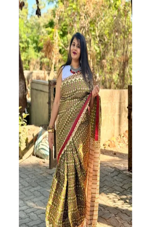 Pure Mulmul Cotton Gadhwal dIgital print saree with golden thraed zari