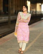 Blooming flowers of beauty in this one floral kurti set